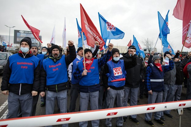 Protest pracowników zakładów Solaris Bus & Coach na terenie firmy w miejscowości Bolechowo-Osiedle /Marek Zakrzewski /PAP