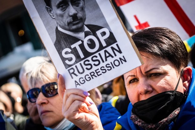 Protest przeciw rosyjskiej inwazji na Ukrainę zorganizowano m.in. w Neapolu /CESARE ABBATE /PAP/EPA