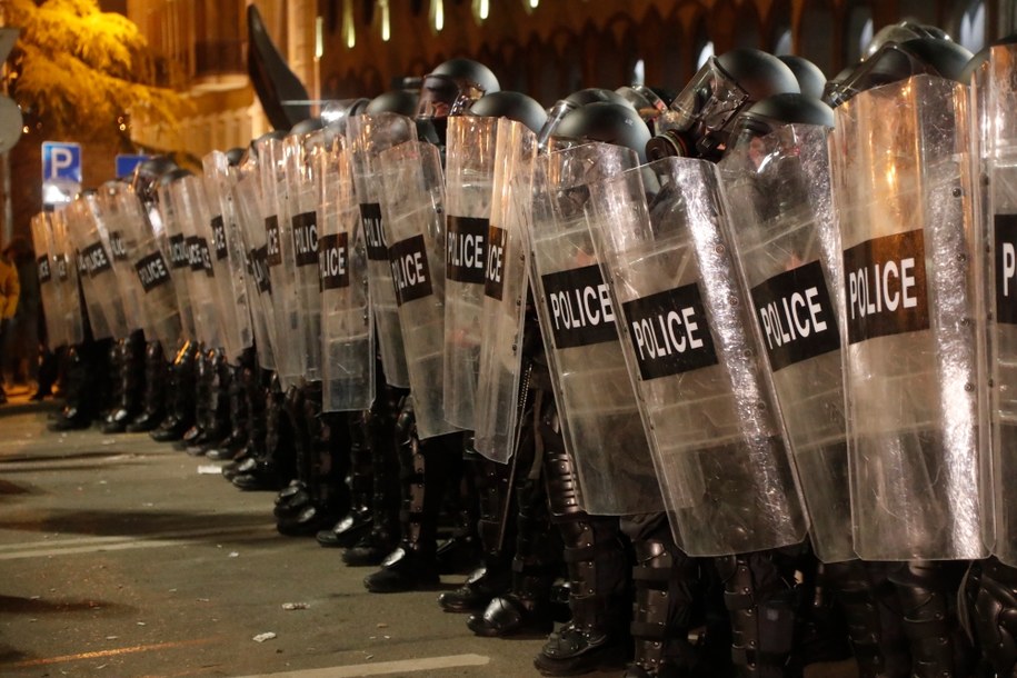 Protest przeciw ustawie o "agentach zagranicznych" /ZURAB KURTSIKIDZE /PAP/EPA