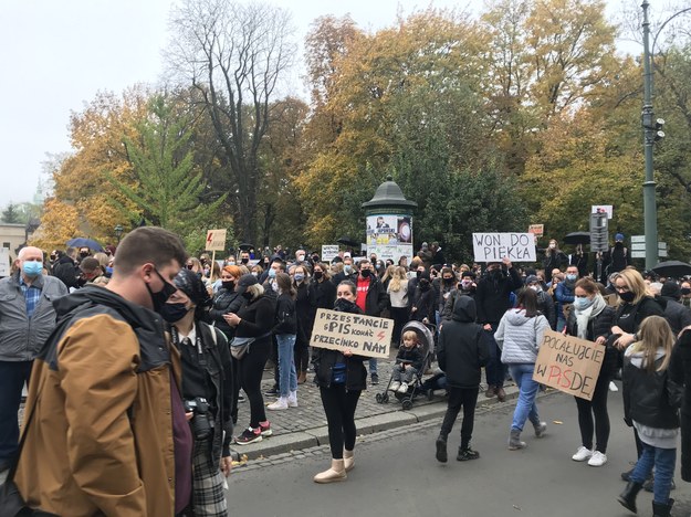 Protest przeciw zakazowi aborcji ze względu na wady płodu przed siedzibą krakowskiej kurii /Marek Wiosło /RMF FM