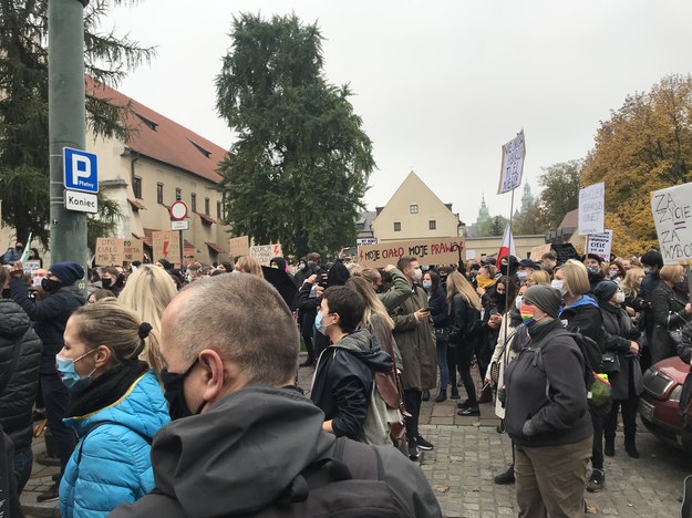 Protest przeciw zakazowi aborcji ze względu na wady płodu przed siedzibą krakowskiej kurii /Marek Wiosło /RMF FM