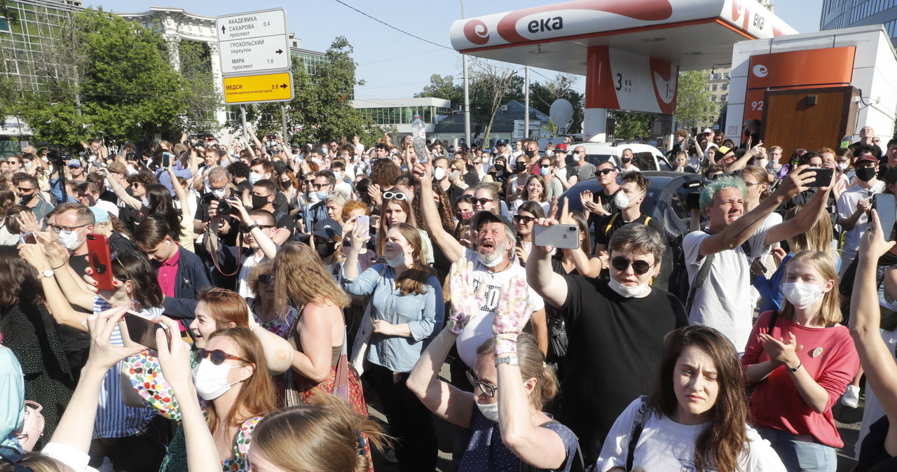 Protest przeciwko aresztowaniu reżysera pod budynkiem moskiewskiego sądu /Sergei Ilnitsky /PAP/EPA