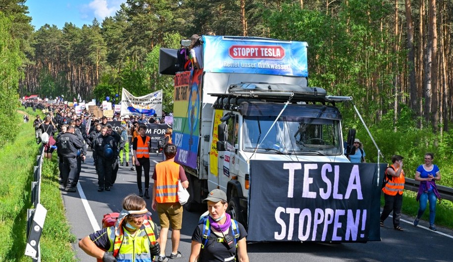 Protest przeciwko budowie fabryki Tesli pod Berlinem /PATRICK PLEUL  /PAP/DPA