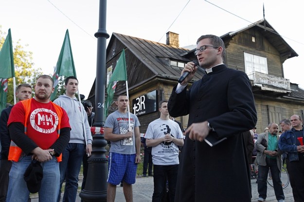 Protest przeciwko czytaniu scenicznemu połączonemu z projekcją fragmentów spektaklu "Golgota Picnic" przed Teatrem TrzyRzecze w Białymstok /Artur Reszko /PAP