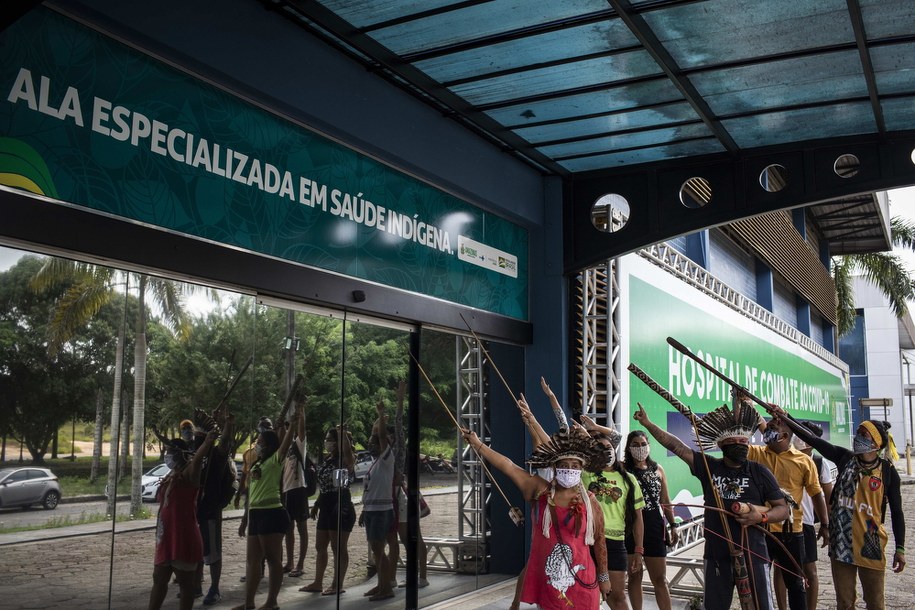 Protest przeciwko ignorowaniu problemy epidemii koronawirusa wśród rdzennej ludności Brazylii /RAPHAEL ALVES /PAP/EPA