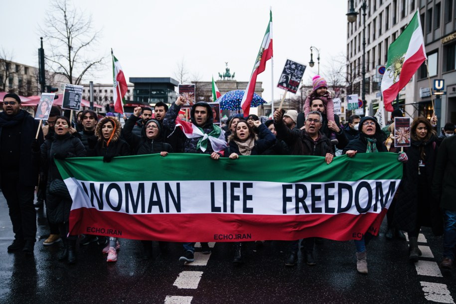 Protest przeciwko irańskim władzom w Berlinie /Clemens Bilan /PAP/EPA