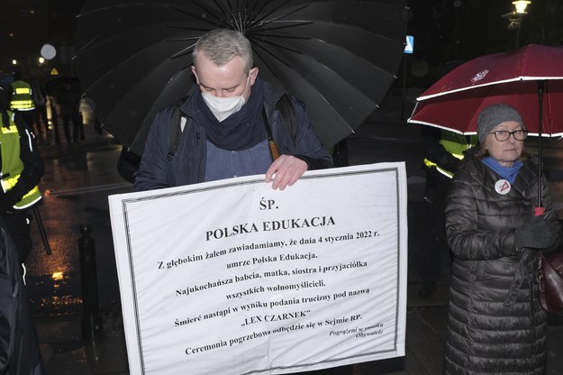 Protest przeciwko "lex Czarnek" przed Sejmem /Jakub Rutka /RMF FM