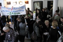 Protest przeciwko likwidacji szkół na sesji rady miejskiej w Łodzi