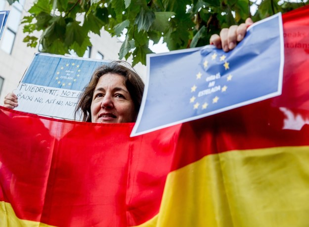 Protest przeciwko niezależności Katalonii zorganizowany w Brukseli. Carles Puigdemont przebywa teraz w Belgii /STEPHANIE LECOCQ  /PAP