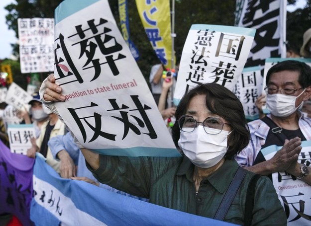 Protest przeciwko państwowemu pogrzebowi Shinzo Abe /KIMIMASA MAYAMA /PAP/EPA