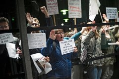 Protest przeciwko Polańskiemu w Paryżu