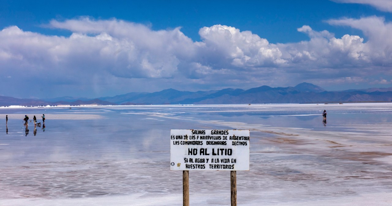 Protest przeciwko pozyskiwaniu litu z solniska Salinas Grandes w Argentynie /Getty Images