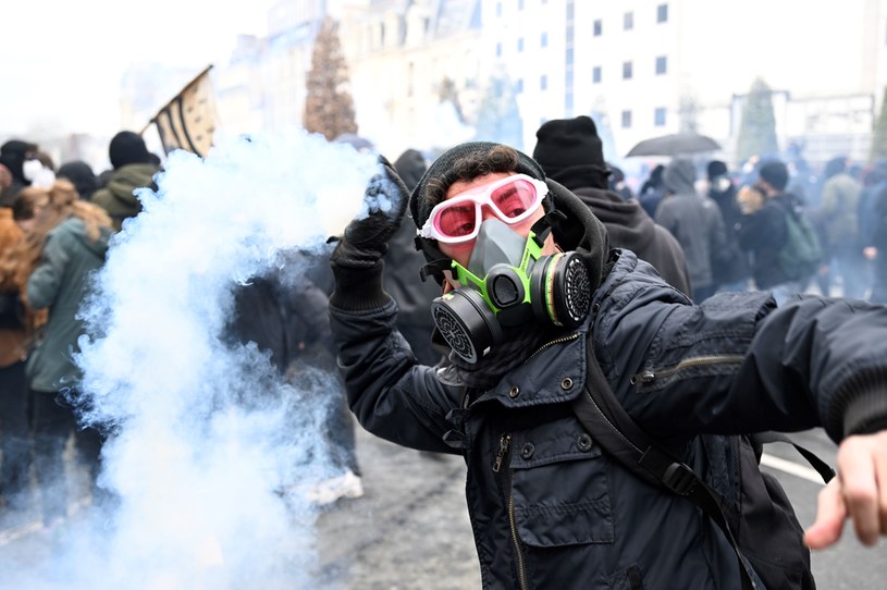 Protest przeciwko reformie emerytalnej w Rennes. Doszło do starć demonstrantów z policją /Damien Meyer /AFP