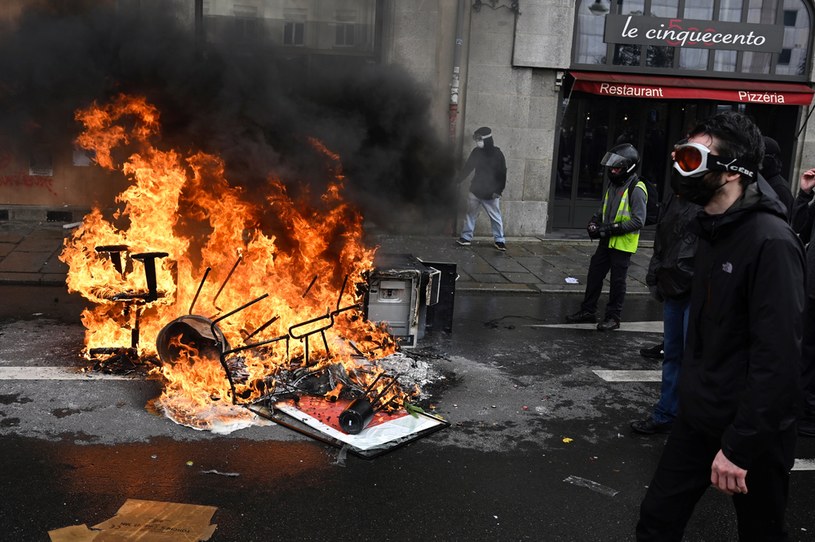 Protest przeciwko reformie emerytalnej we Francji. Starcia protestujących z policją w Rennes /Damien Meyer /AFP