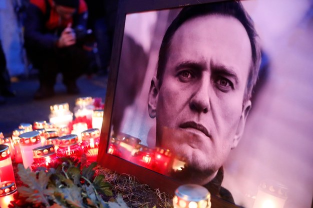 Protest przeciwko śmierci Nawalnego przed rosyjską ambasadą w Rydze, stolicy Łotwy /TOMS KALNINS  /PAP/EPA