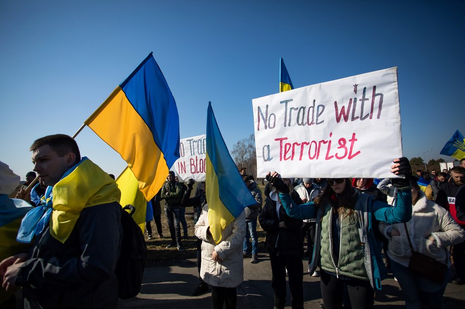 Protest przeciwko transportowi towarów do Rosji i Białorusi przed polsko-białoruskim przejściem granicznym w Koroszczynie /Bartłomiej Wójtowicz /PAP