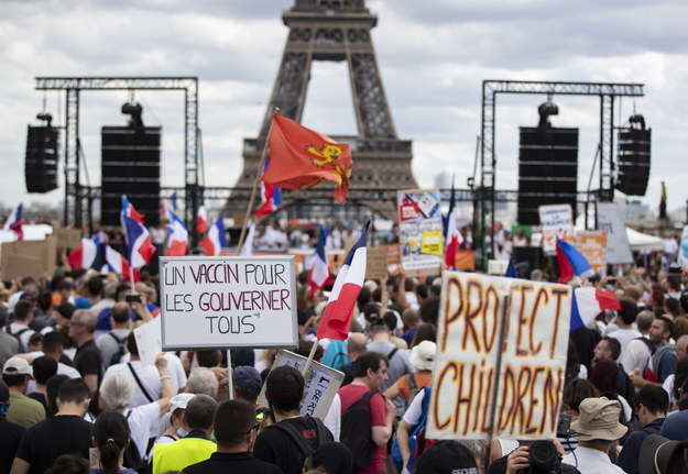 Protest przeciwko wprowadzeniu certyfikatów sanitarnych w Paryżu /IAN LANGSDON /PAP/EPA