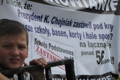 Protest przeciwko zastawianiu szkół w Piotrkowie Trybunalskim