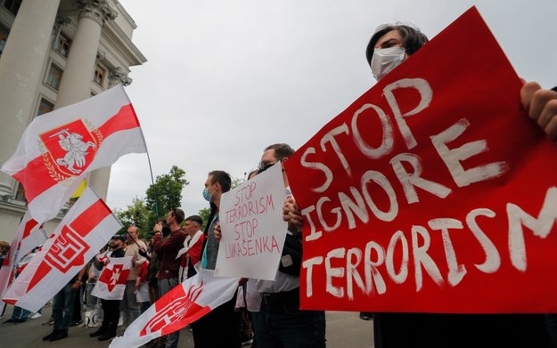 Protest przeciwko zatrzymaniu Pratasiewicza przed ambasadą Białorusi w Kijowie /SERGEY DOLZHENKO /PAP/EPA