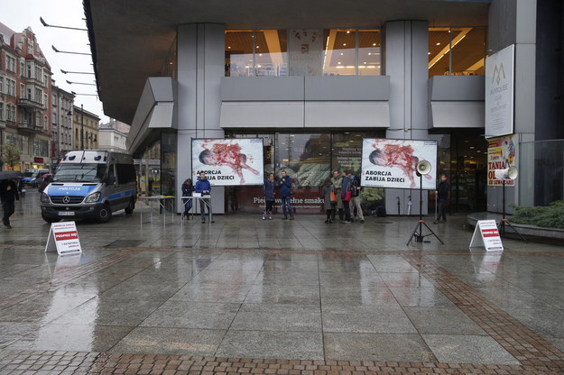 Protest przeciwników aborcji podczas manifestacji Strajku Kobiet / 	Andrzej Grygiel    /PAP