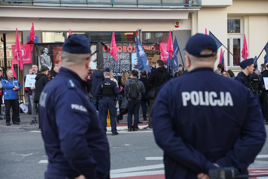 Protest przeciwników aborcji przed przychodnią aborcyjną "Abotak". Zdjęcia z marca tego roku /	Leszek Szymański   /PAP