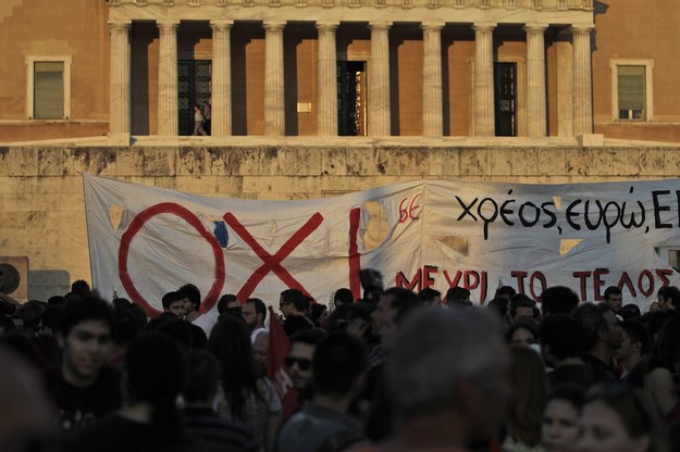 Protest przeciwników dalszych oszczędności przed budynkiem parlamentu w Atenach /ORESTIS PANAGIOTOU /PAP/EPA