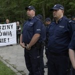 Protest przeciwników ekshumacji Arkadiusza Rybickiego. "Rodziny mówią nie!"