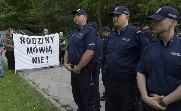 Protest przeciwników ekshumacji Arkadiusza Rybickiego. "Rodziny mówią nie!"