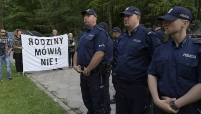 Protest przeciwników ekshumacji Arkadiusza Rybickiego. "Rodziny mówią nie!"