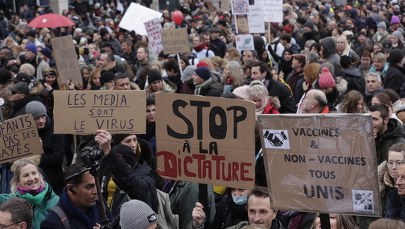 Protest przeciwników obostrzeń covidowych: To sprzeczne z prawami człowieka!