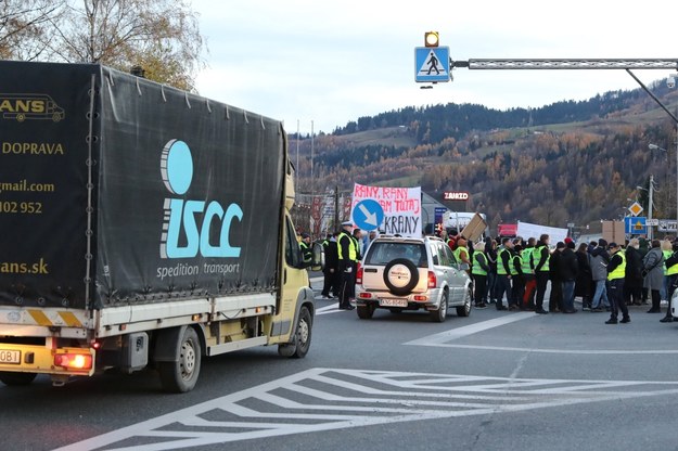 Protest przeciwników tranzytu tirów w Dolinie Popradu / 	Grzegorz Momot    /PAP