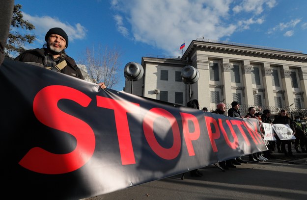 Protest przed ambasadą Rosji w Kijowie na zdjęciu z 22 lutego /SERGEY DOLZHENKO /PAP/EPA
