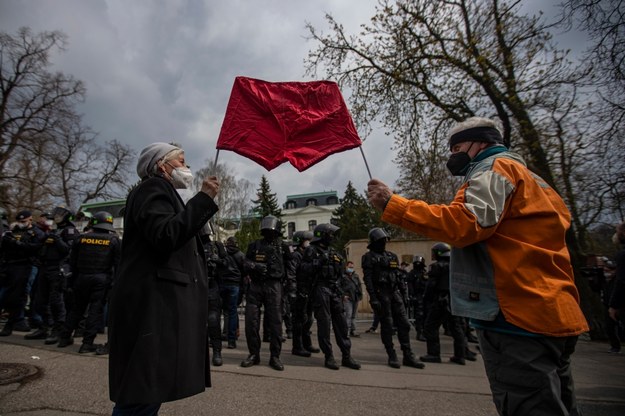 Protest przed ambasadą Rosji w Pradze w dniu 18 kwietnia /Martin Divisek /PAP/EPA