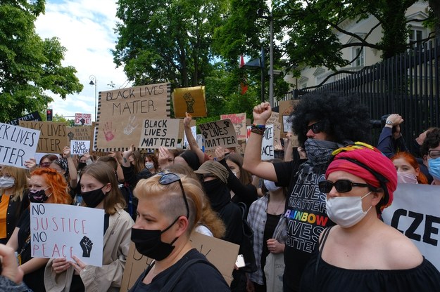 Protest przed ambasadą Stanów Zjednoczonych w Warszawie zorganizowany przez Koalicję Zjednoczeni Przeciwko Rasizmowi /Mateusz Marek /PAP