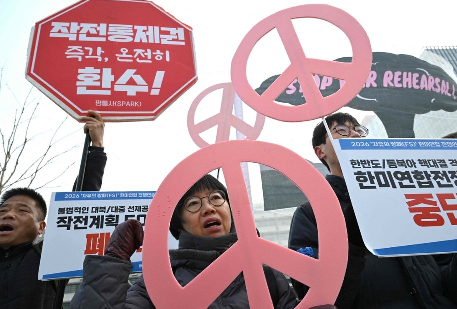 Protest przed ambasadą USA w Seulu przeciwko "Tarczy Wolności" 2026 - wspólnym ćwiczeniom wojskowym Stanów Zjednoczonych i Korei Południowej; 9 marca 2026 /JUNG YEON-JE/AFP/East News /East News