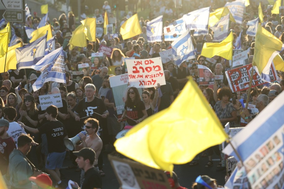Protest przed biurem premiera Izraela Binjamina Netanjahu, do którego doszło jeszcze przed decyzją o okupacji Gazy /PAP/EPA/ABIR SULTAN /PAP/EPA