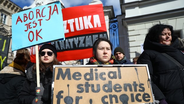 Protest przed bramą główną Uniwersytetu Warszawskiego /	Rafał Guz   /PAP