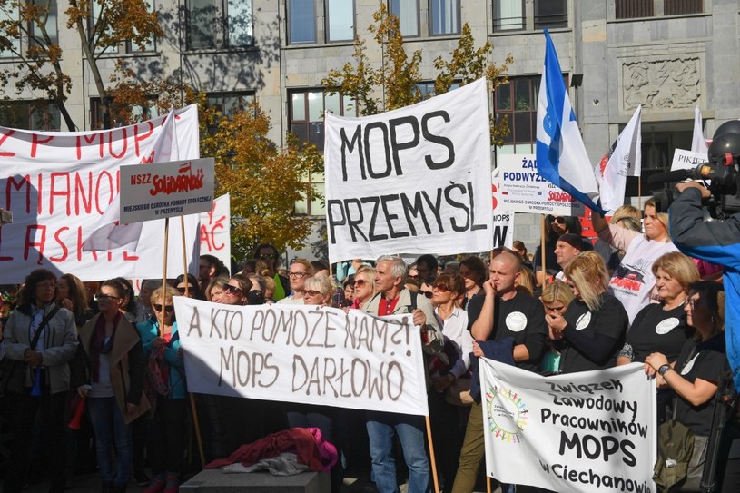 Protest przed budynkiem ministerstwa /Radek Pietruszka /PAP