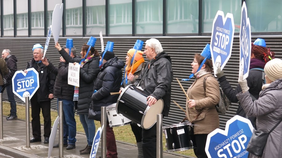 Protest przed budynkiem prokuratury /Jacek Skóra /RMF FM