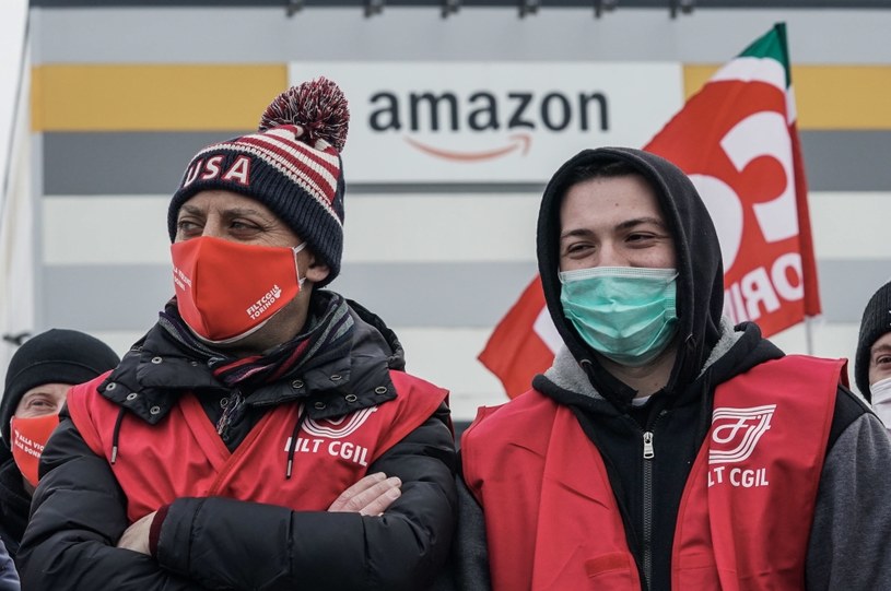 Protest przed centrum logistycznym Brandizzo Amazon w Turynie /EPA