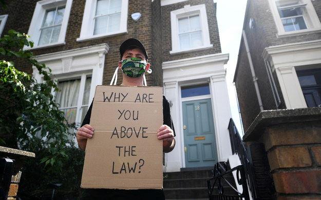 Protest przed domem Dominica Cummingsa w Londynie / 	ANDY RAIN    /PAP/EPA