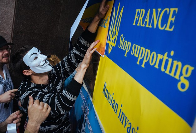 Protest przed francuską ambasadą w Kijowie przeciwko sprzedaży Rosji "Mistrali" /ROMAN PILIPEY /PAP/EPA