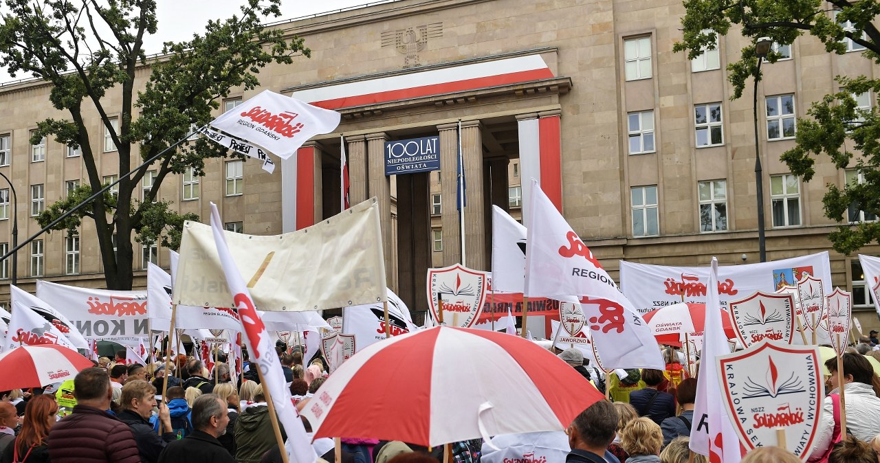 Protest przed gmachem resortu edukacji w Warszawie