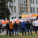 Protest przed Hutą Łabędy. Związkowcy żądają inwestycji i nowej przyszłości dla zakładu