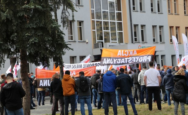 Protest przed Hutą Łabędy. Związkowcy żądają inwestycji i nowej przyszłości dla zakładu