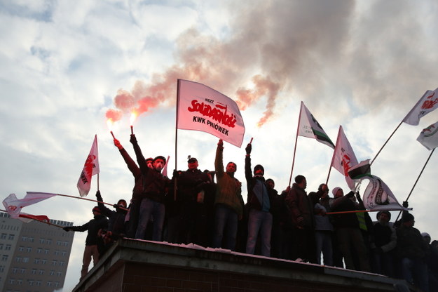 Protest przed kopalnią trwa od popołudnia /Stanisław Rozpędzik /PAP