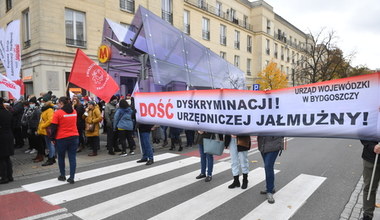 Protest przed KRPM. Pracownicy budżetówki manifestują