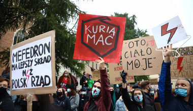 Protest przed kurią w Krakowie przeciwko wyrokowi TK w sprawie aborcji