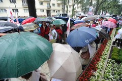 Protest przed MEN. W ruch poszły szable