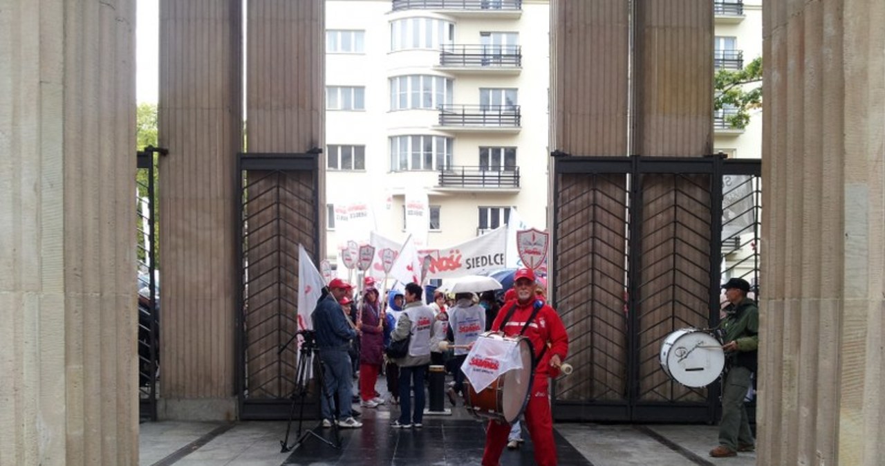 Protest przed MEN. W ruch poszły szable